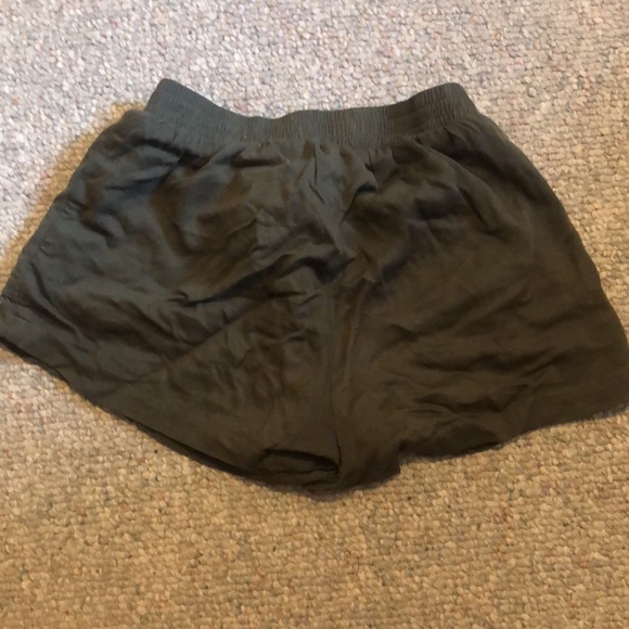 Green Bermuda shorts - Picture 2 of 2